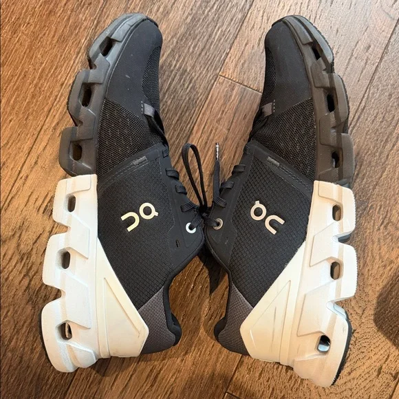 On Running Dual-Tone Sneakers in Black and White - Picture 2 of 4